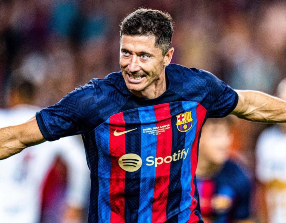 莱万多夫斯基迎来三赛季高光表现，切尔西球迷沸腾！